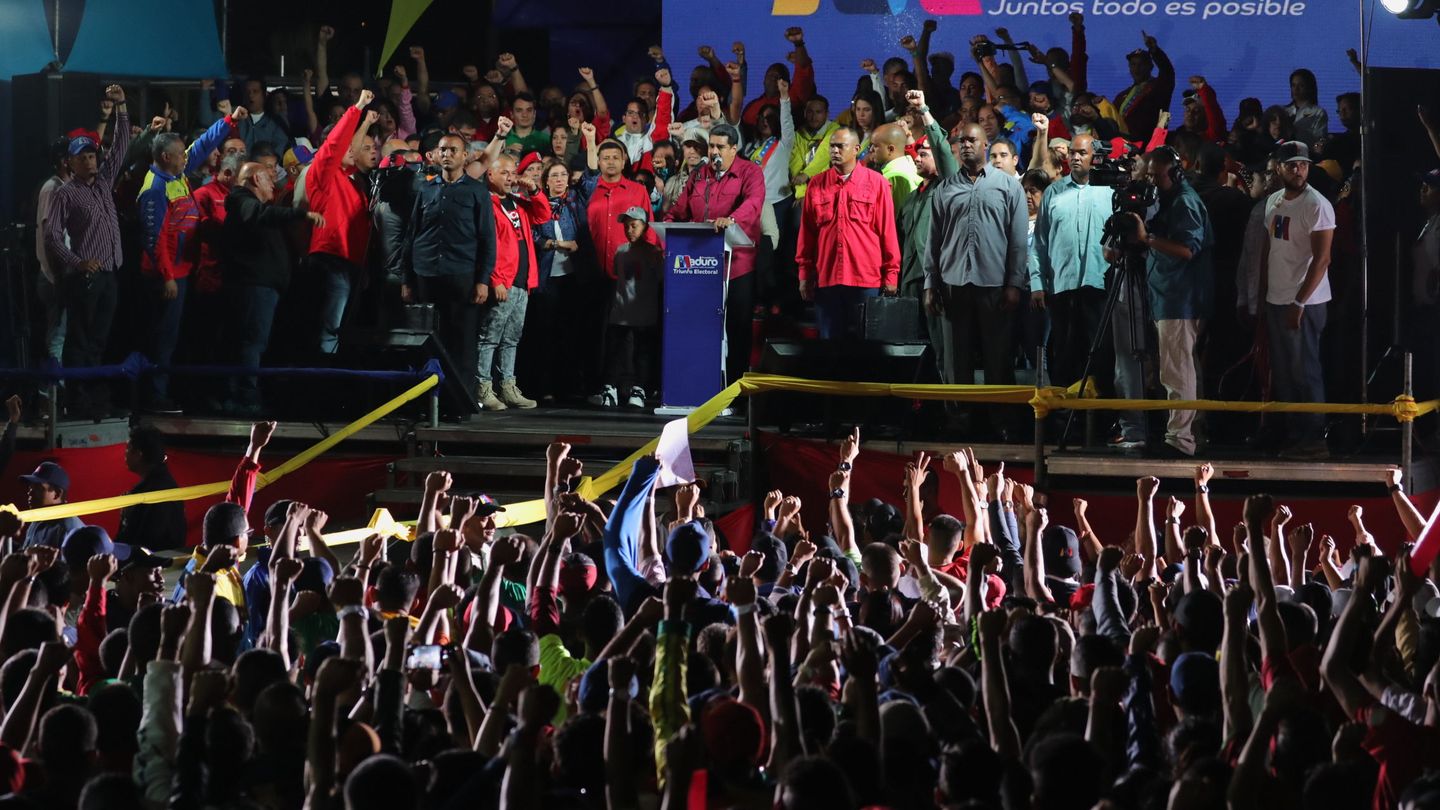 El presidente venezolano, Nicolás Maduro (c), habla tras conocer los resultados de las elecciones. (EFE)
