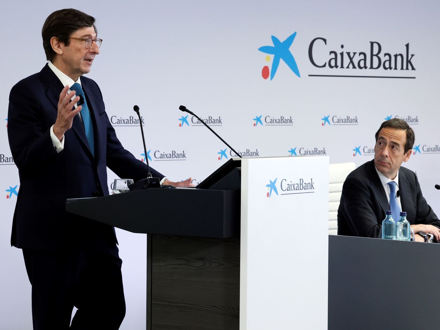 El presidente de CaixaBank, José Ignacio Goirigolzarri, y el consejero delegado, Gonzalo Gortázar. (EFE/Biel Aliño) 