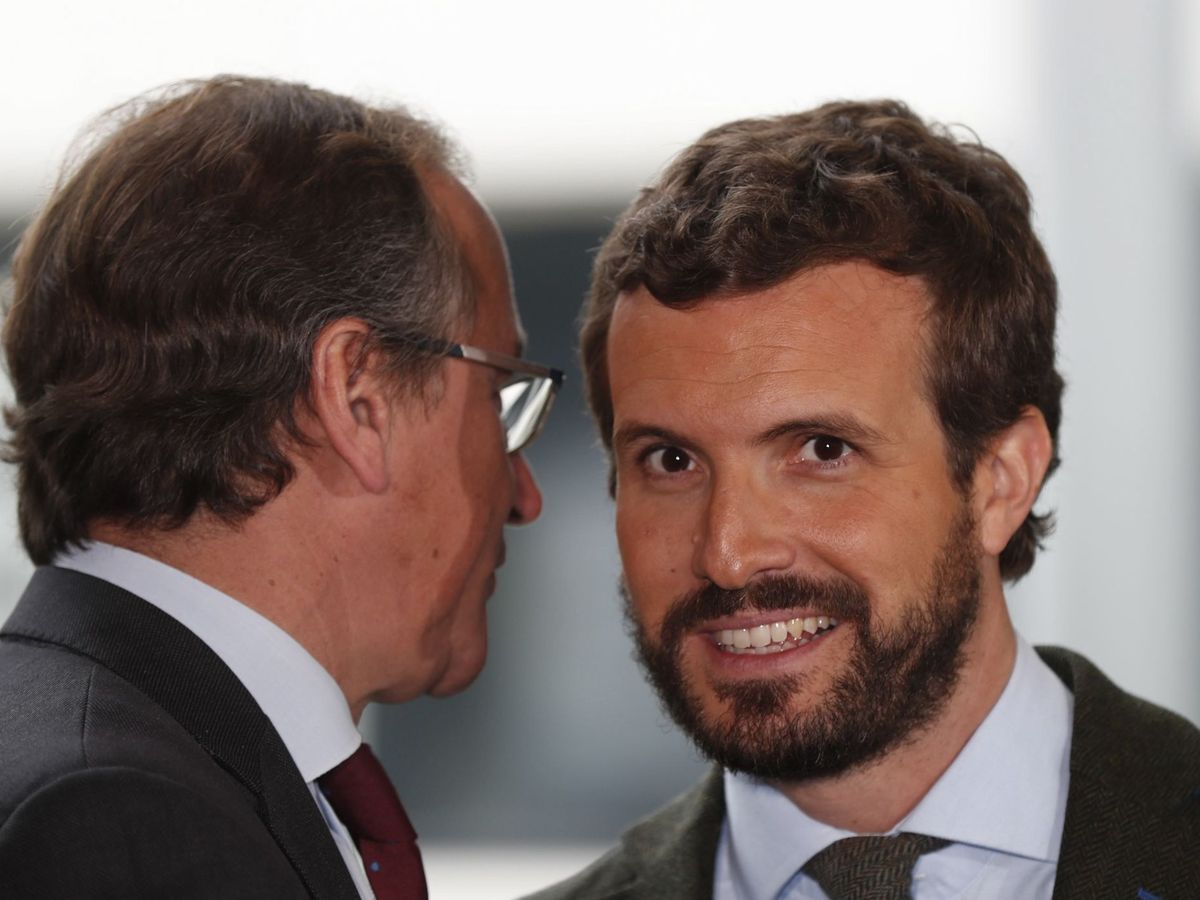 Foto: El presidente del PP, Pablo Casado (d), charla con el presidente del PP vasco, Alfonso Alonso (i). (EFE)