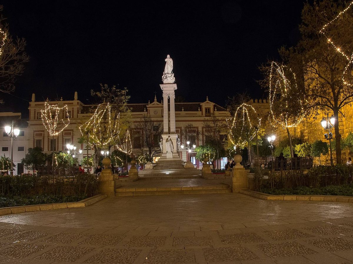Foto: Monumento a la Inmaculada en el centro de Sevilla.