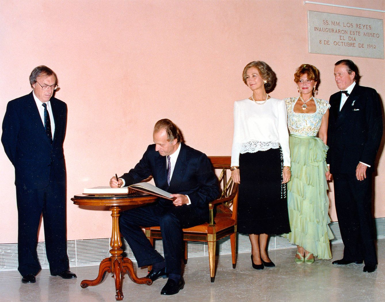  El rey Juan Carlos firma en el libro de visitas durante la inauguración del Thyssen, 8 de octubre de 1992 (Archivo fotográfico baronesa Thyssen-Bornemisza)