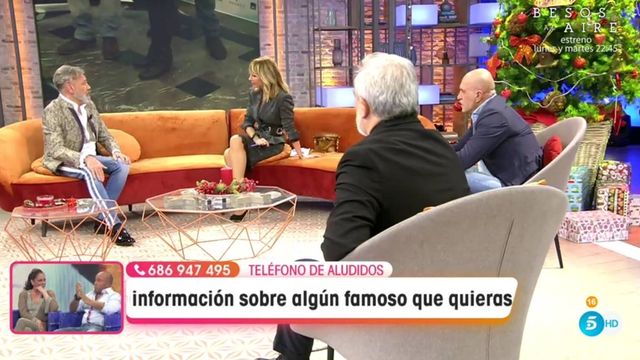 Rafa Sánchez hablando con Emma García. (Telecinco).