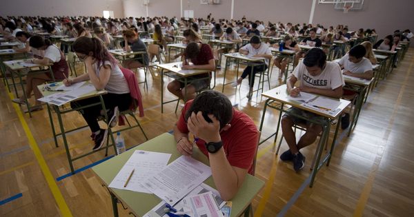 Foto: Estudiantes preparándose para el examen de Selectivdad en 2017. (Efe) 