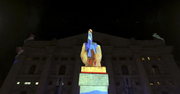 Foto: La escultura 'L.O.V.E.' de Maurizio Cattelan frente al palacio de la bolsa de Milán. (Reuters)
