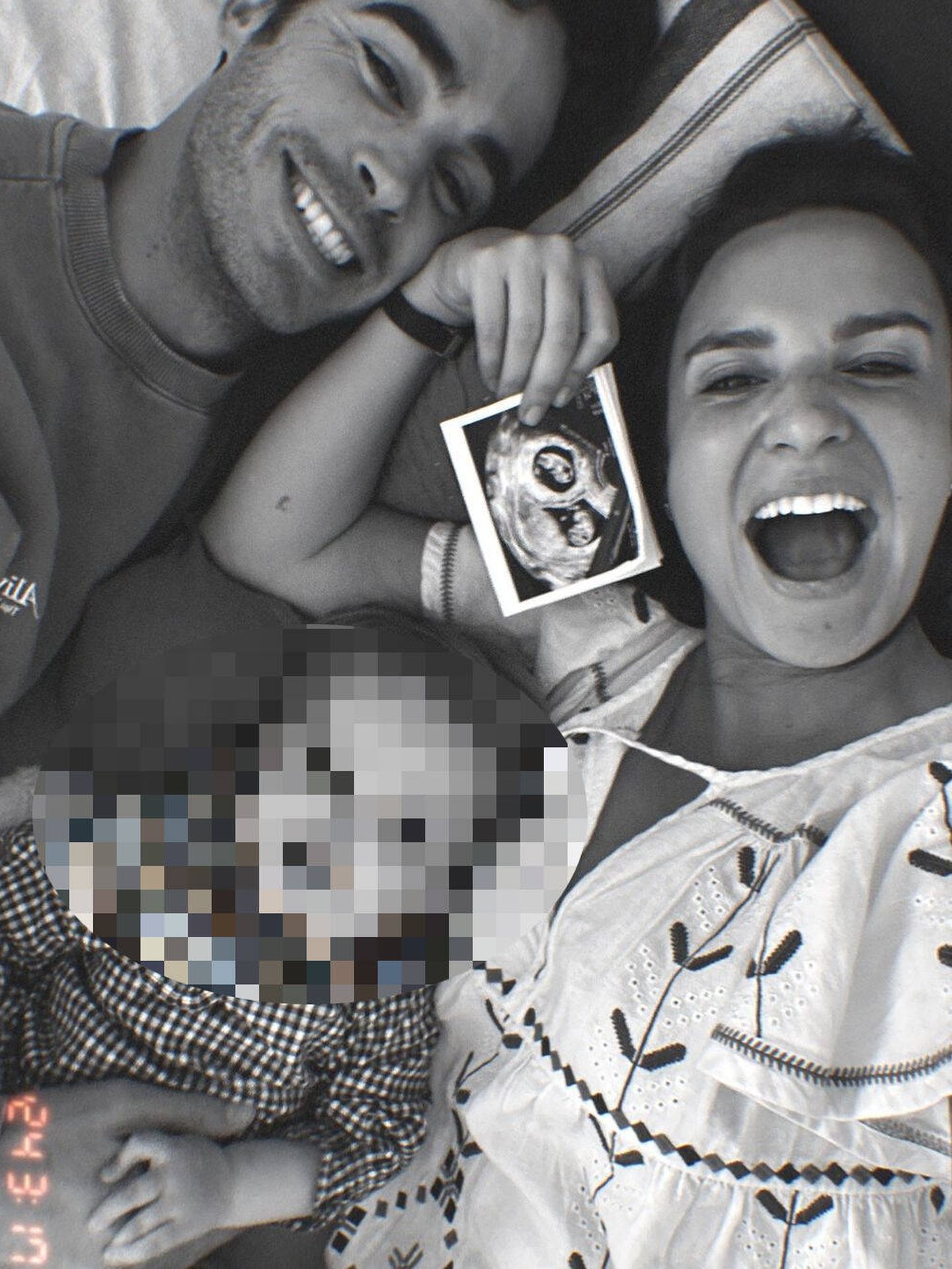 La foto con la que la influencer y su marido han anunciado que espera dos bebés en su segundo embarazo. (Instagram/@mpombor)