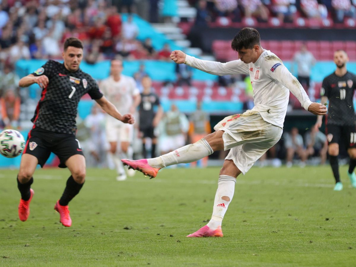 Foto: Alvaro Morata marca a Croacia en la Euro 2020. (REUTERS/Friedemann Vogel).