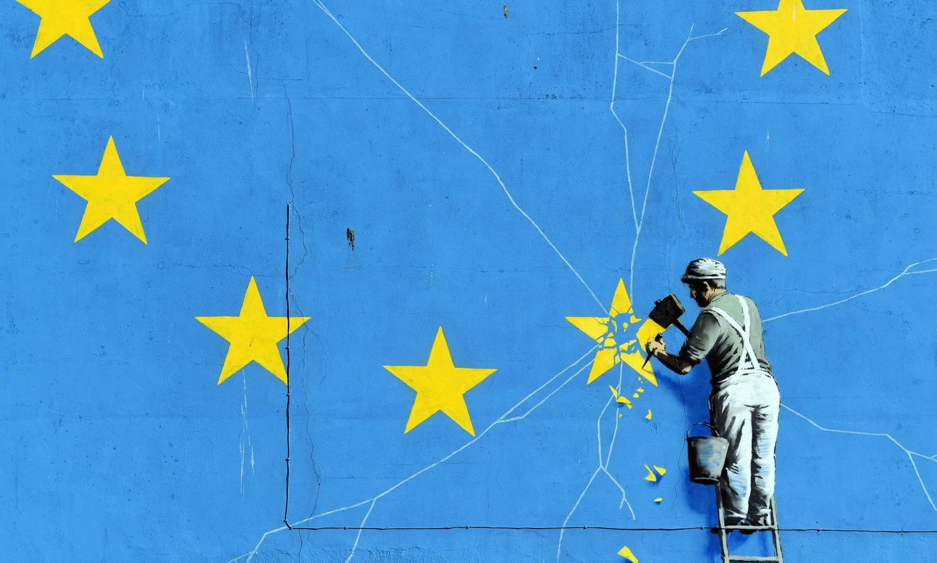 Mmural de Banksy que muestra un operario que retira una de las estrellas de la bandera de la UE. (EFE)