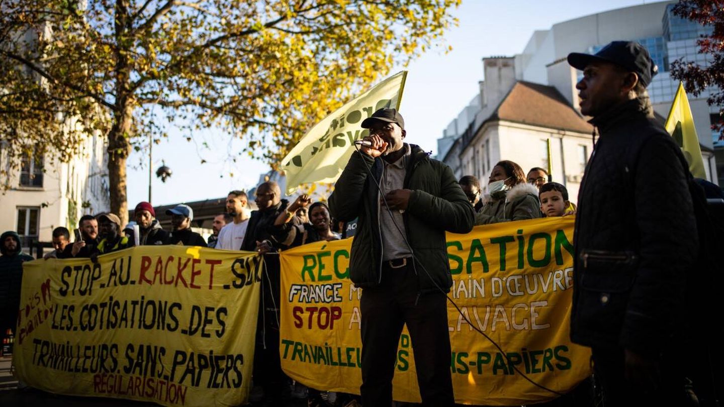 Una manifestación para exigir los derechos de los trabajadores en situación irregular y la regularización, en la plaza de la Bastilla en París, el 12 de noviembre de 2022. Foto: Xose Bouzas/Hans Lucas