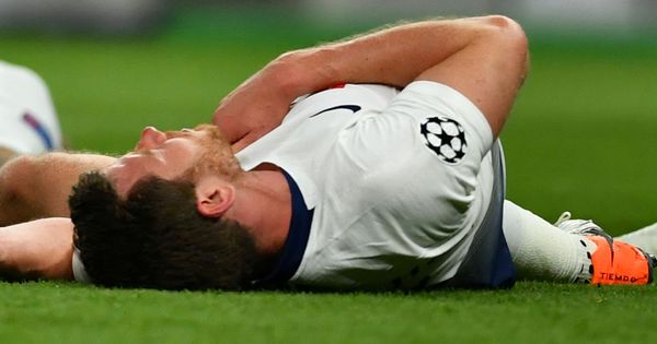 Foto: Vertonghen tumbado sobre el césped en el Tottenham Hotspur Stadium. (Reuters)