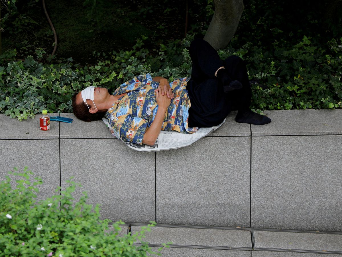 Foto: Un hombre con una mascarilla sobre los ojos en Tokio. (Reuters)
