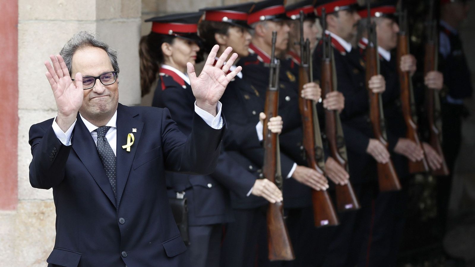Foto: El nuevo presidente de la Generalitat, Quim Torra, sale del edificio del Parlament. (Efe) 