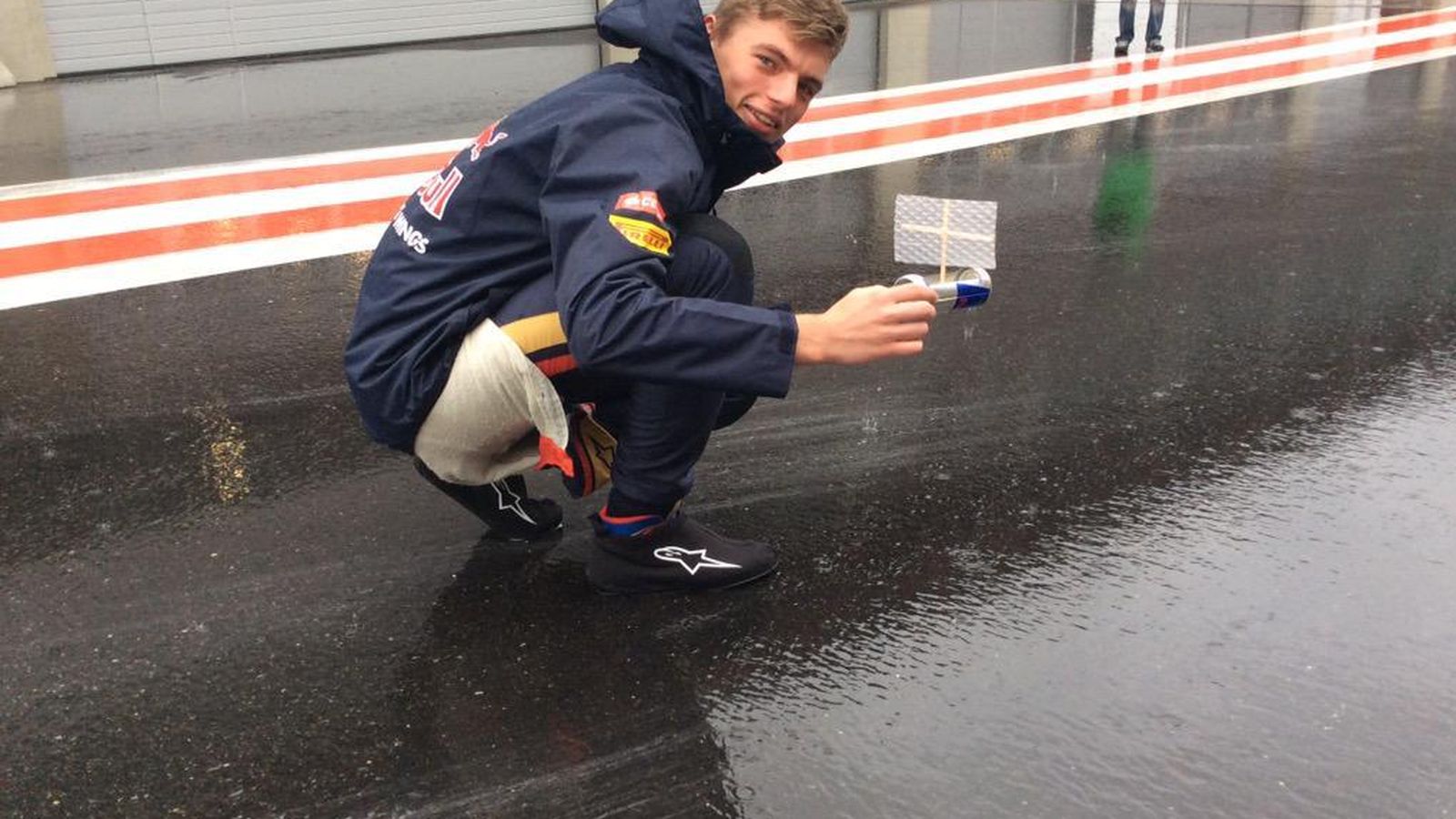 Foto: Max Verstappen este martes por la mañana mientras llovía en el circuito de Red Bull Ring (Foto Twitter oficial de Toro Rosso)