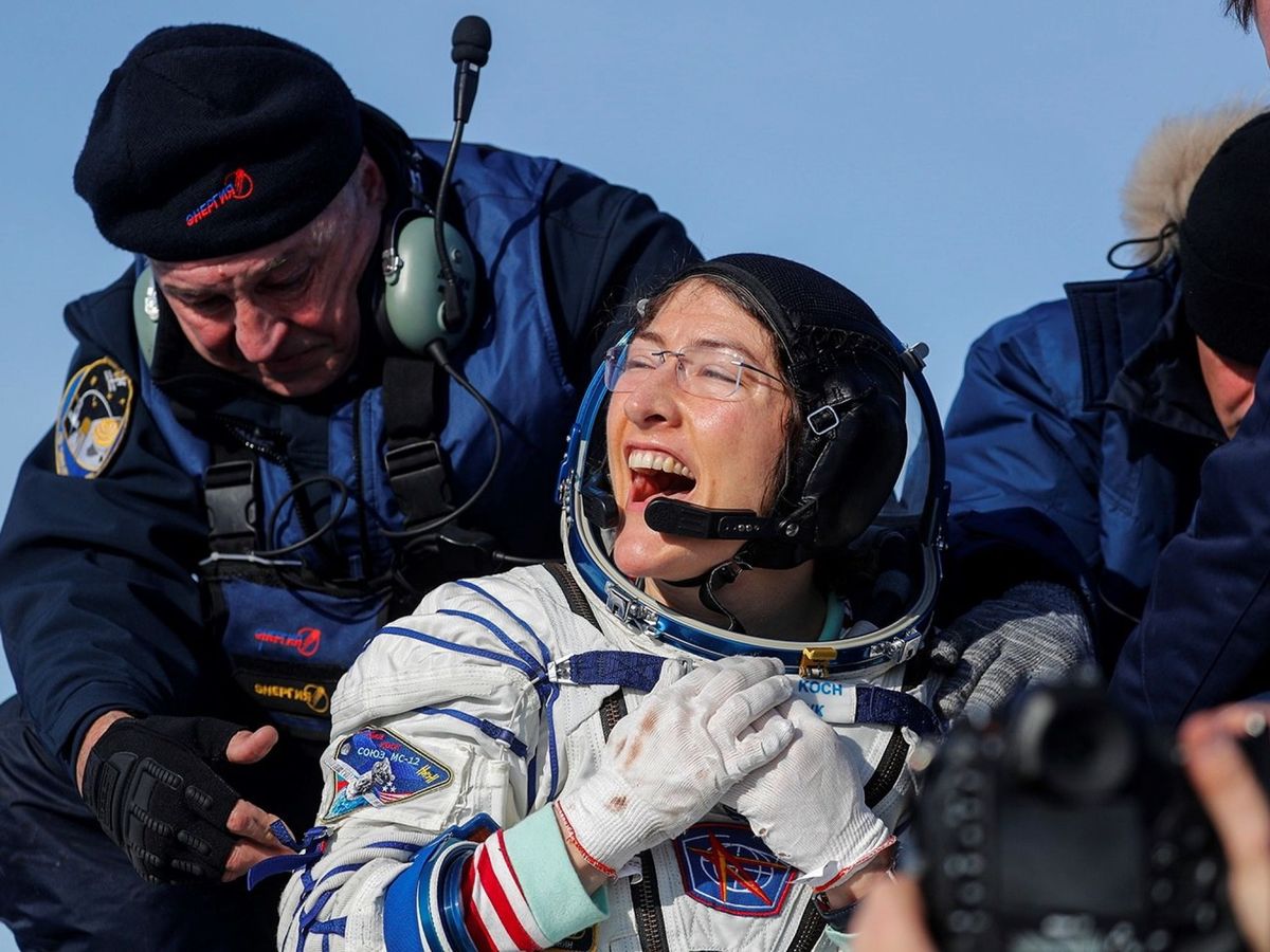 Foto: Christina Koch sonríe tras suaterrizaje. Foto: EFE Sergei Ilnitsky Pool