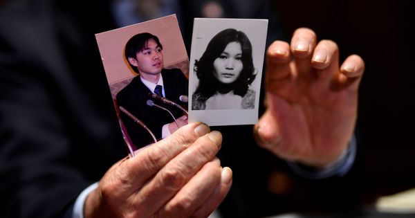 Foto: Shigeo Iizuka, de 79 años, muestra una foto de su hermana Yaeko Taguchi (d) y de su hijo Koiichi Iizuka, secuestrados por el régimen norcoreano. (EFE)