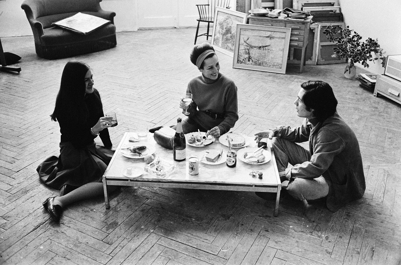 Françoise Gilot sentada entre Claude y Paloma, los dos hijos que tuvo con Picasso. La foto es de 1966. (Getty Images)