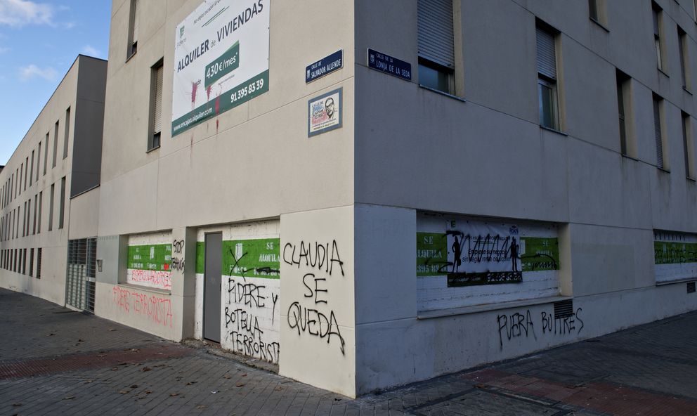 Varias pintadas contra fidere en la fachada del edificio de Fernando (Foto: D. Muñoz)