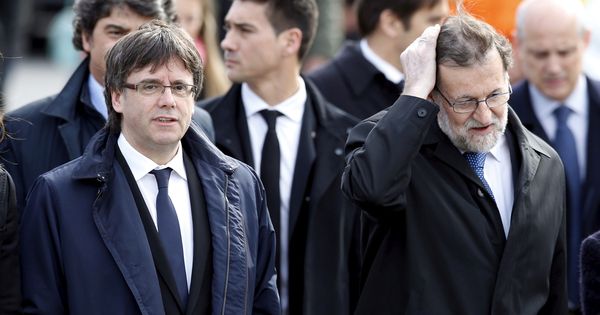 Foto: El presidente del Gobierno, Mariano Rajoy, junto al 'expresident' Carles Puigdemont, en el homenaje a las víctimas de Germanwings. (Reuters)