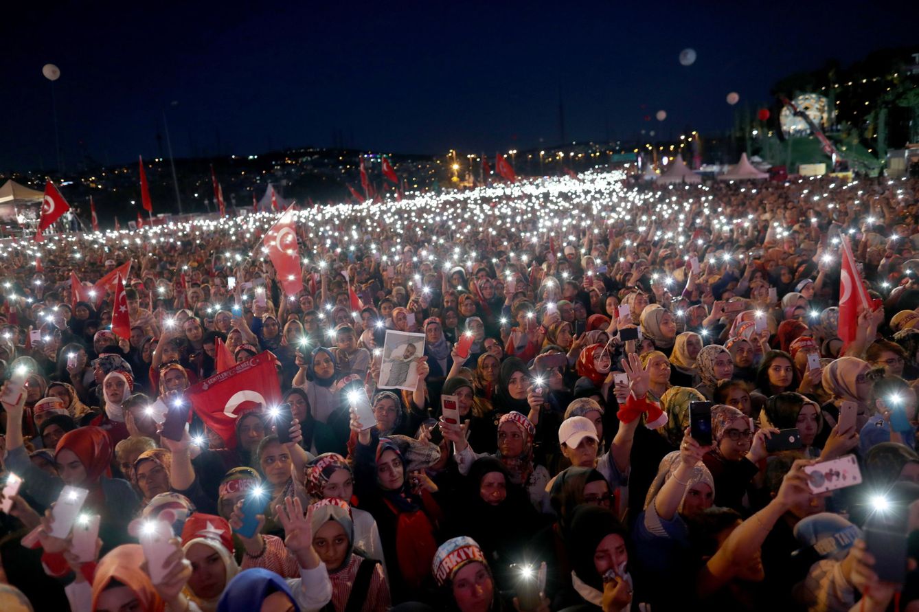 Manifestación a favor del gobierno de Erdogan en 2018, dos años después del golpe de Estado fallido. (EFE)