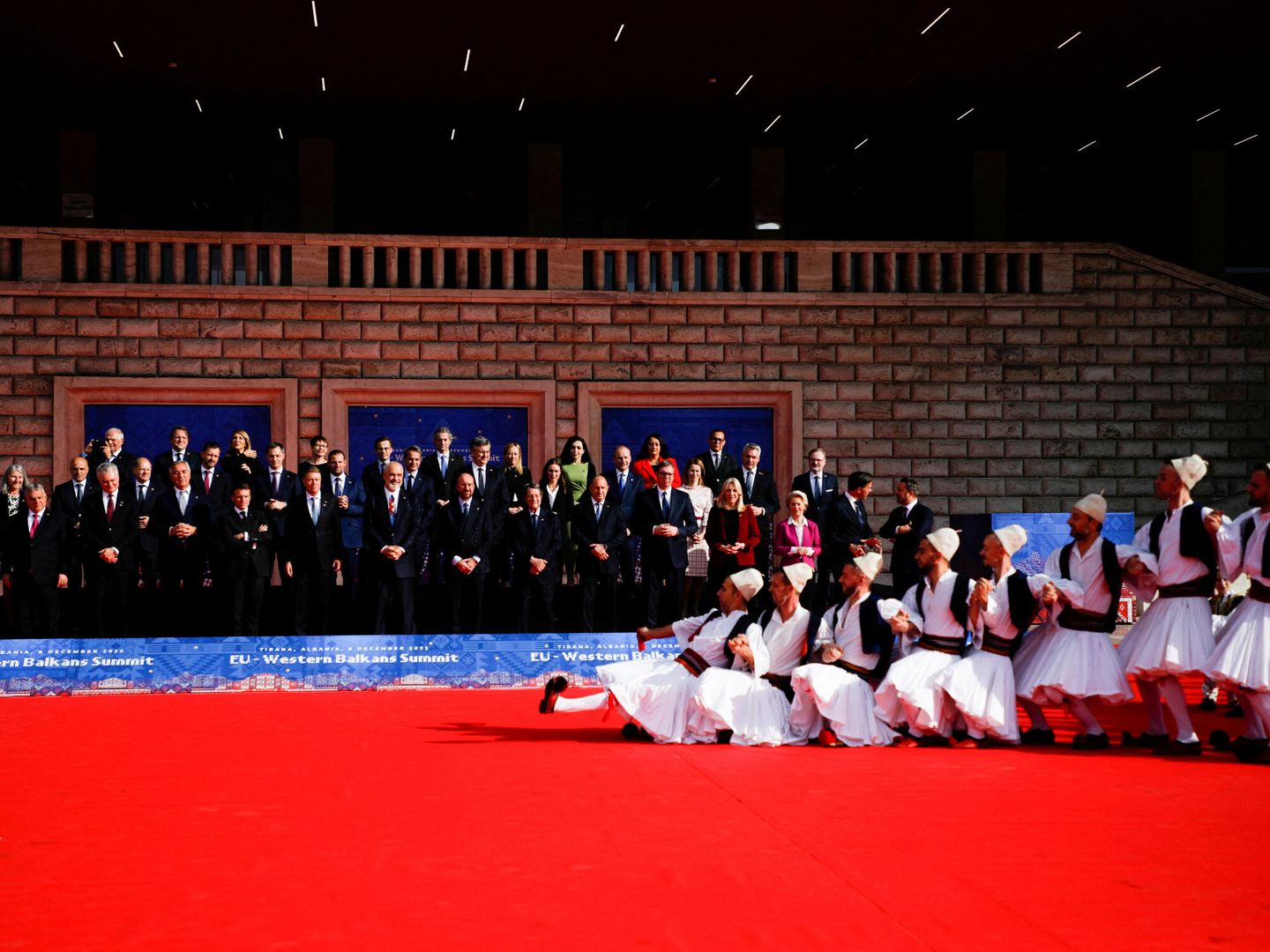 Los líderes europeos frente a un espectáculo de danza albanesa. (EFE)