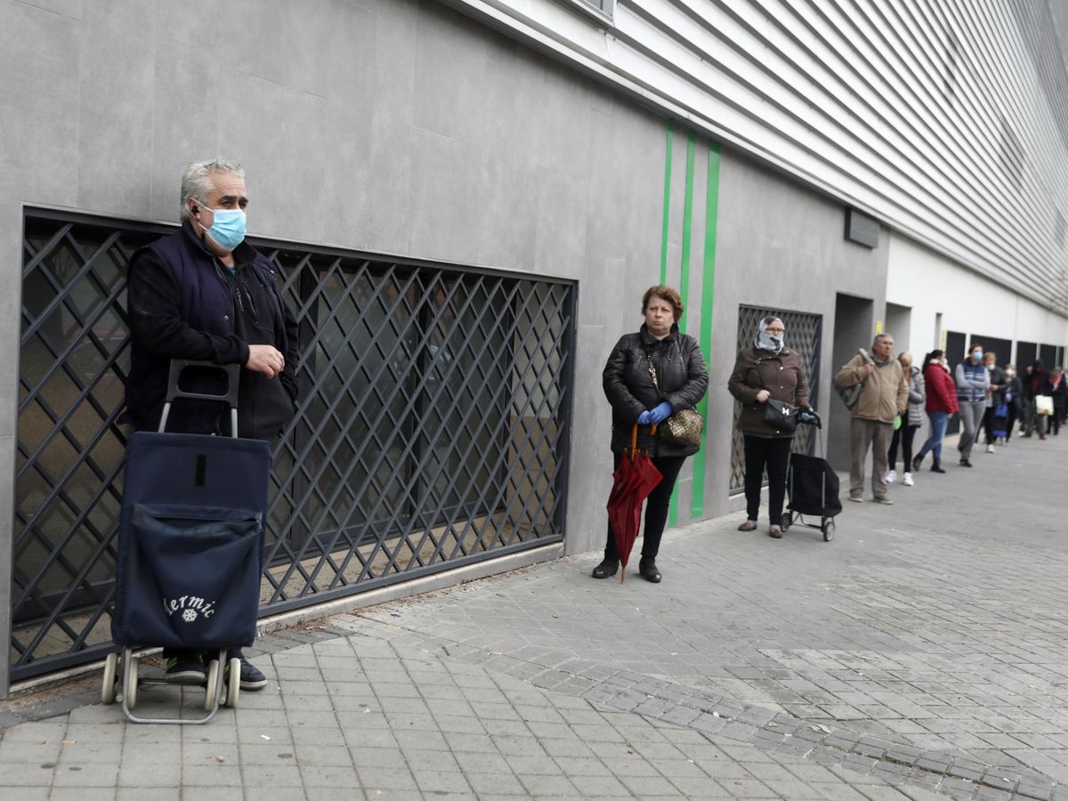 Foto: Personas haciendo cola para entrar al supermercado en Madrid. (Reuters)