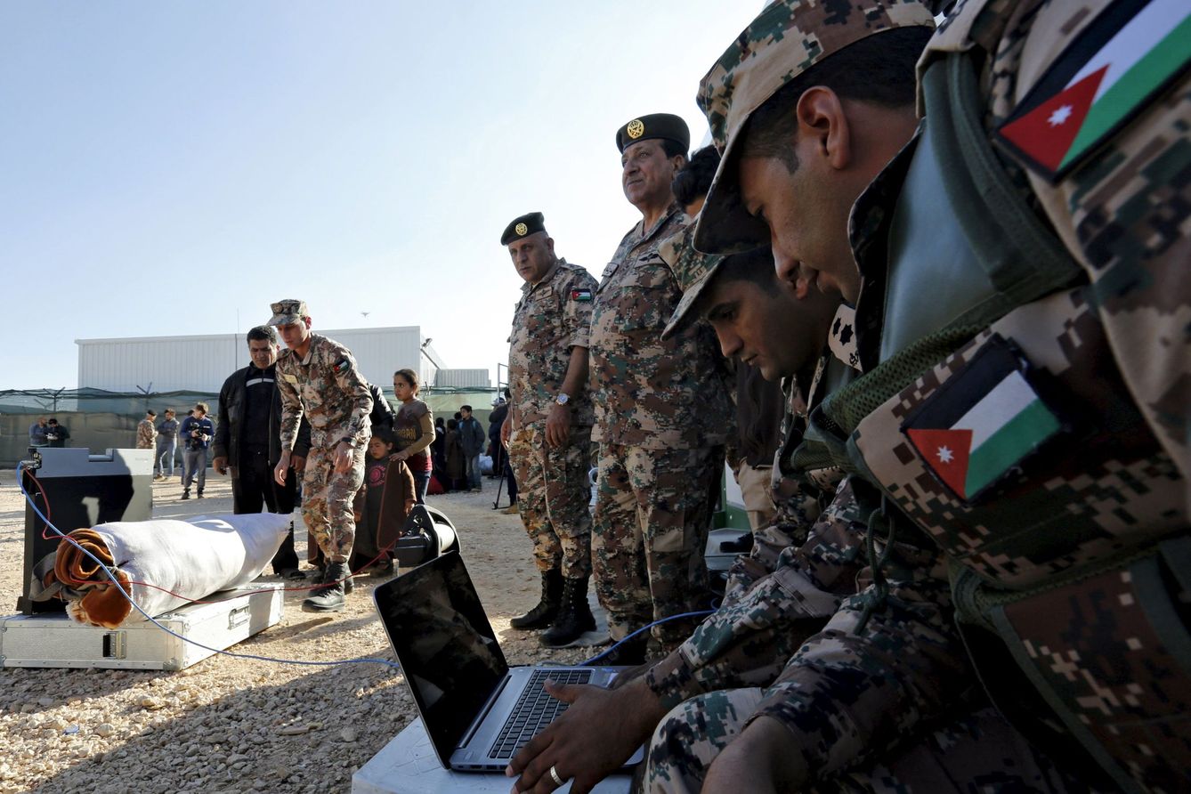 Soldados jordanos, frente a un ordenador. (Reuters)
