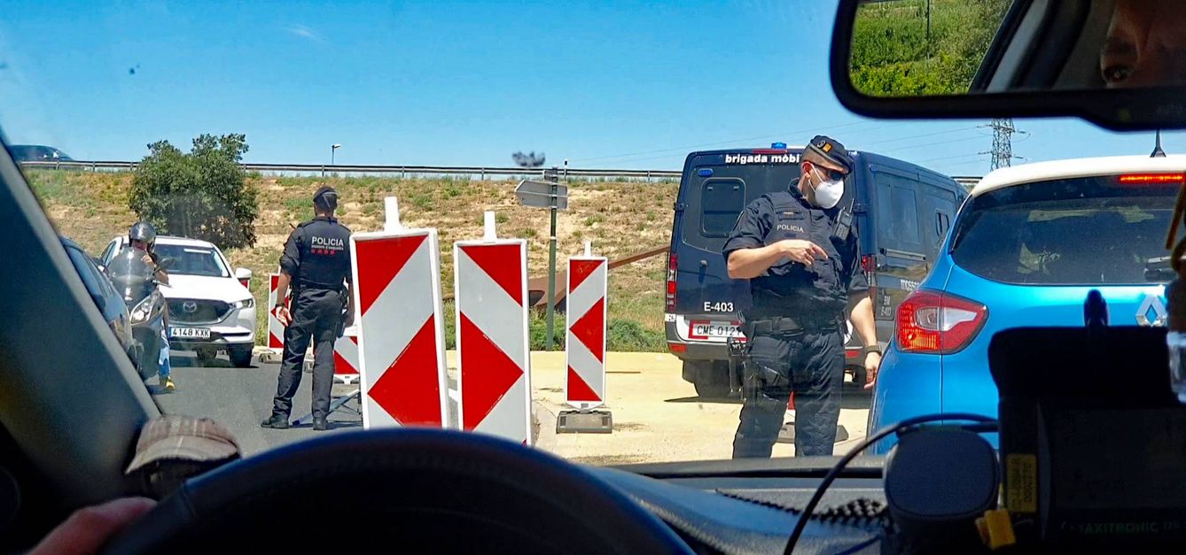 Control policial de los Mossos a la salida de Lleida en dirección a Vielha. (F. B.)
