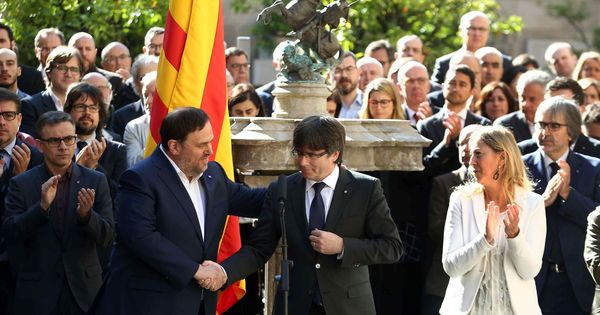 Foto: Carles Puigdemont junto a Oriol Junqueras, en un acto organizado para solemnizar y escenificar el compromiso del gobierno catalán con el referéndum. (EFE)