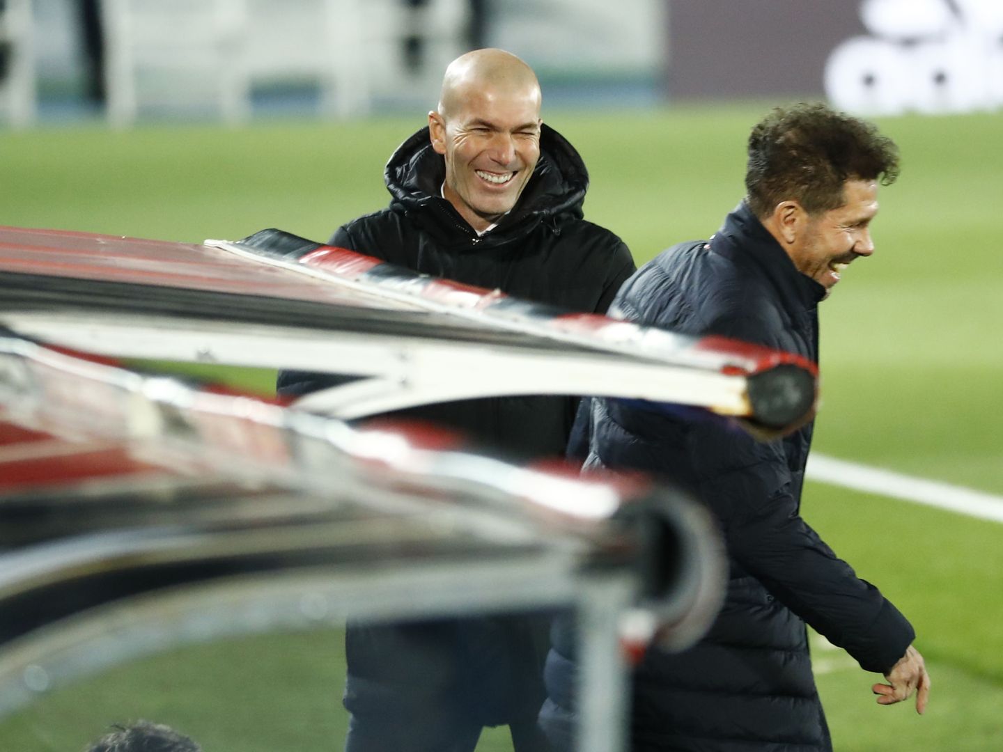 Zidane sonríe tras saludar a Simeone. (Reuters)