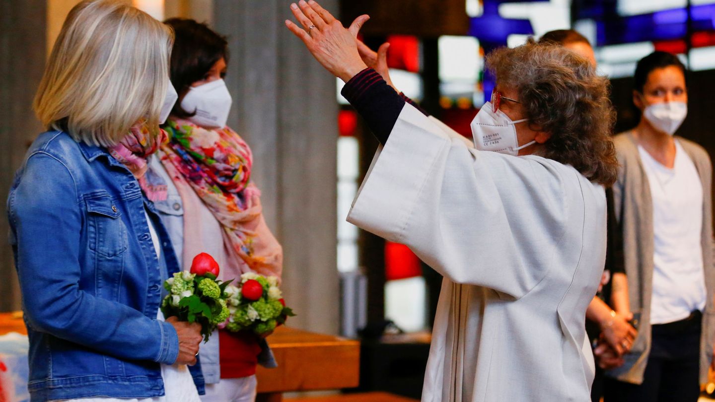 La unión de una pareja homosexual es bendecida en una iglesia de Colonia. (Reuters)