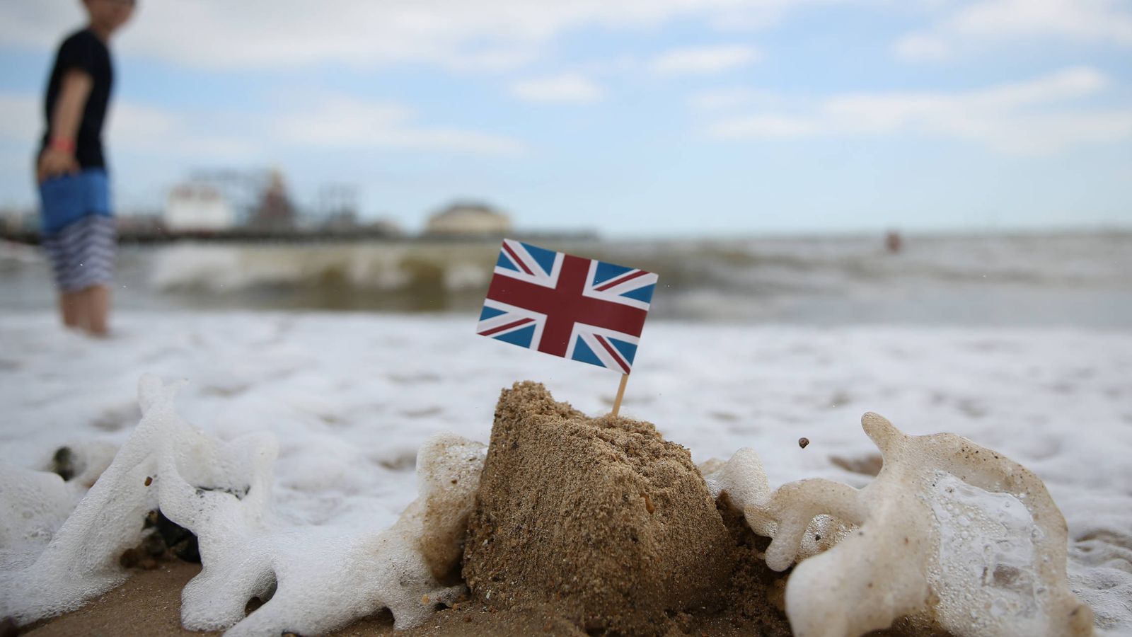 Foto: Un castillo de arena con la bandera británica en Clacton-on-Sea, Reino Unido (Reuters).