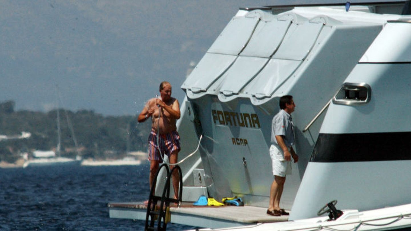 El rey Juan Carlos duchándose a bordo del 'Fortuna' durante unas vacaciones en Ibiza. (I.C.)