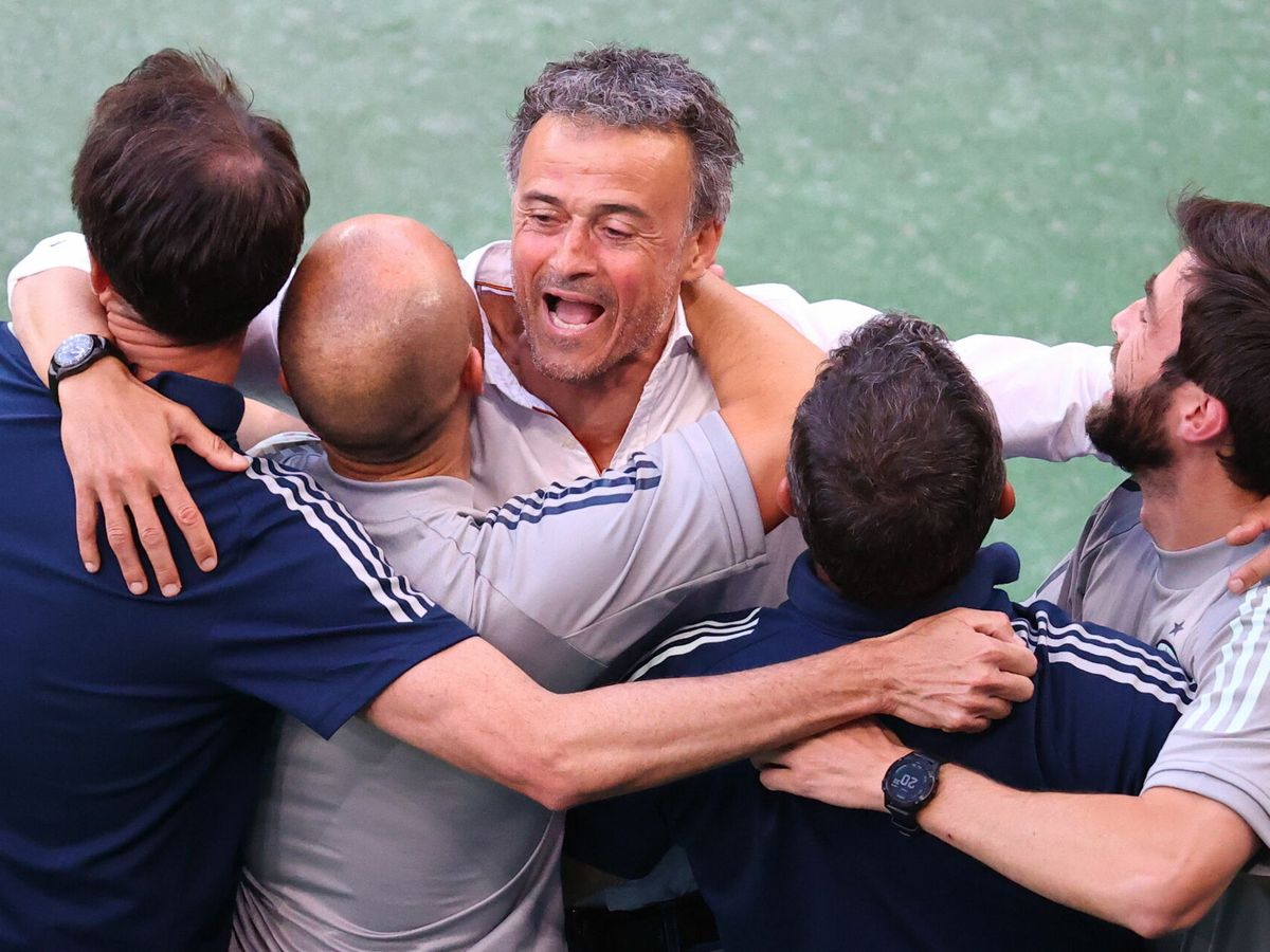 Foto: El equipo técnico español celebra la victoria ante Croacia (Reuters)