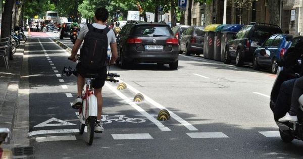 Foto: Un ciclista transita por un carril bici. (EFE)