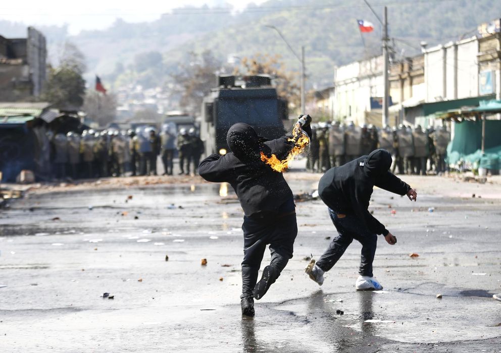 Foto: Un manifestante arroja cócteles molotov a la policía antidisturbios en Santiago de Chile durante una protesta en el aniversario del golpe de Estado. (Reuters)