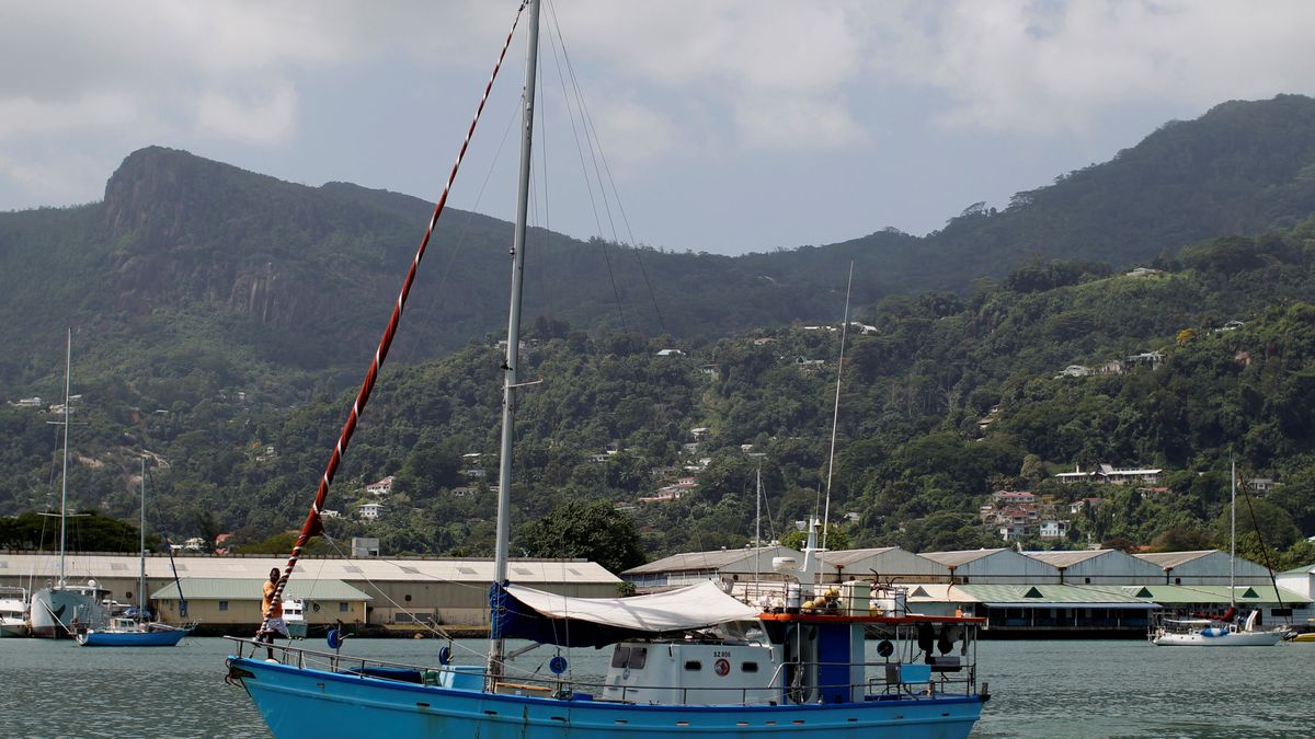 Varios pesqueros españoles, en cuarentena en Seychelles por el positivo de los marineros