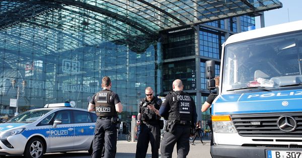Foto: La policía frente a la estación central de Berlín, que ha sido cerrada. (Reuters) 