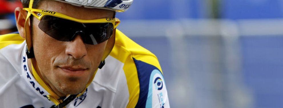 Foto: 'Puñalada' del Astana a Alberto Contador