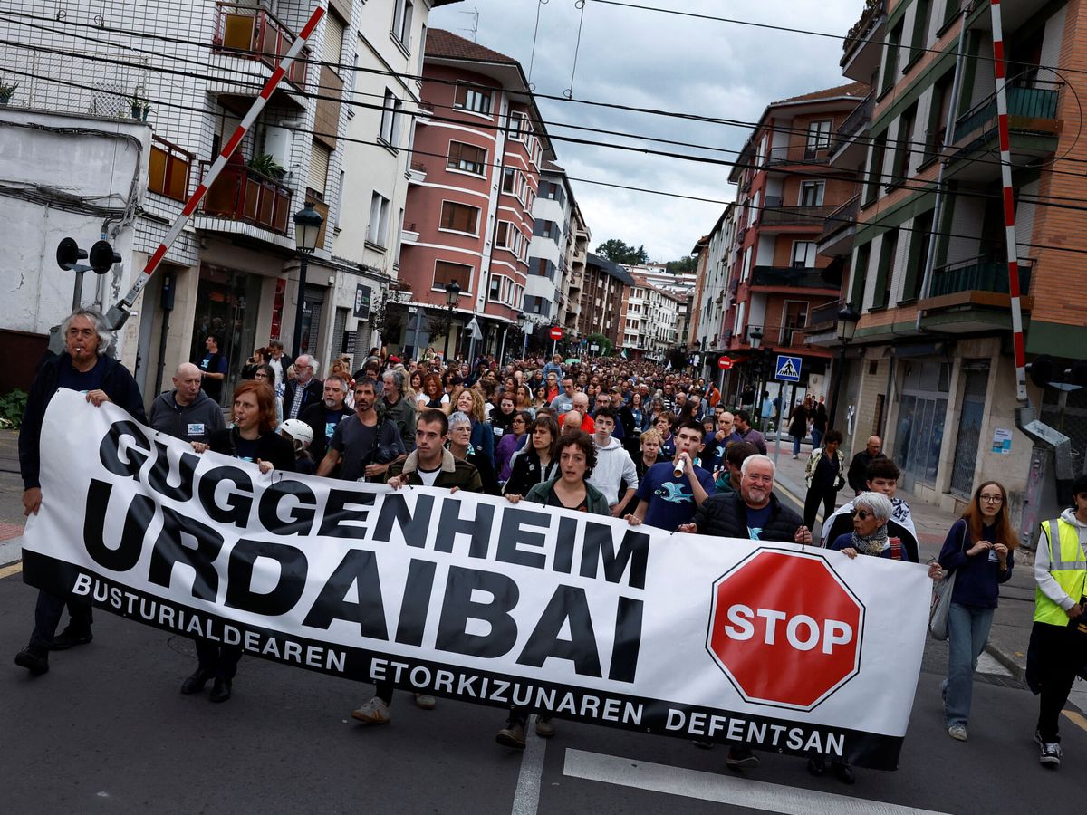 Foto: Manifestación contra el proyecto del Guggenheim Urdaibai. (Reuters/Vincent West)