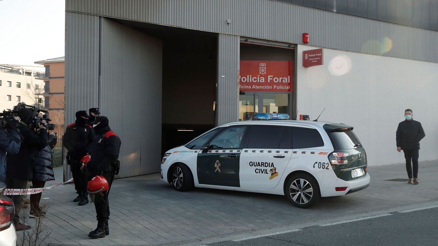 Agentes custodian el vehículo policial en el que se ha trasladado este miércoles al hombre detenido en Francia. EFE/ Villar López 