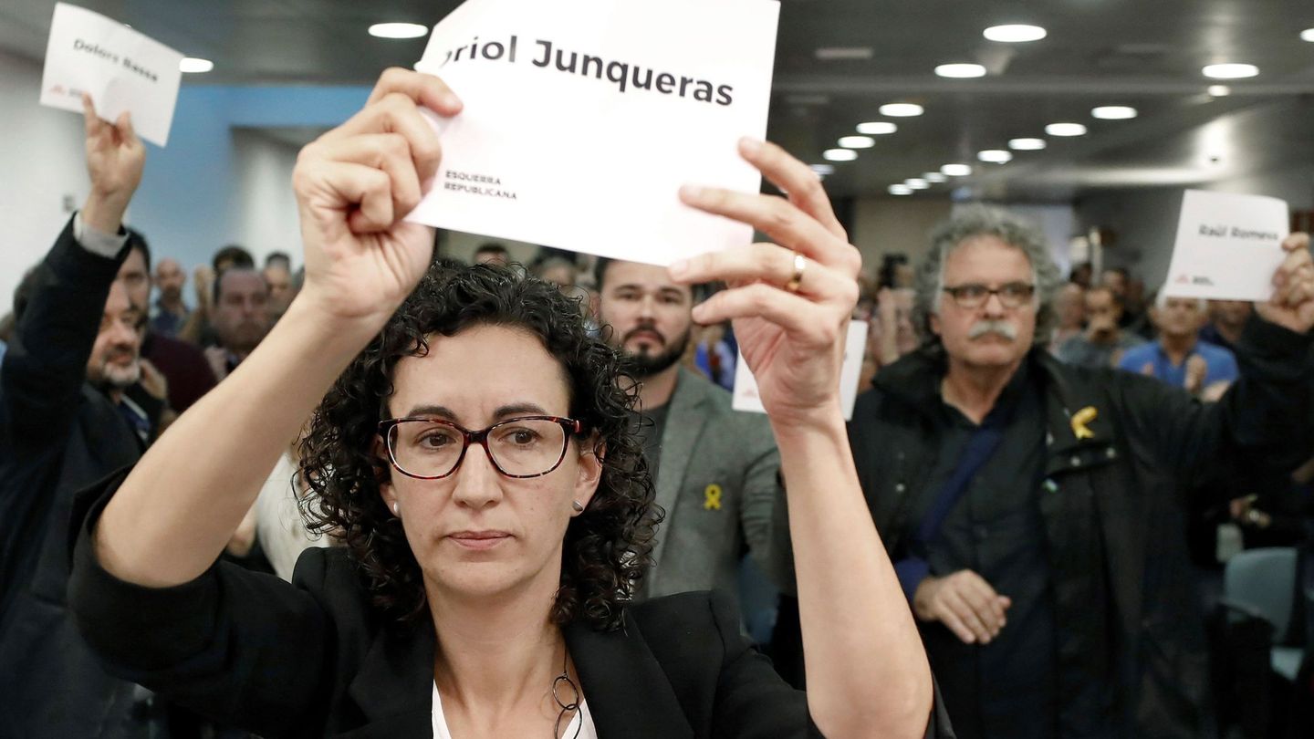 La secretaria general de ERC, Marta Rovira, muestra un cartel con el nombre de Oriol Junqueras. (EFE)