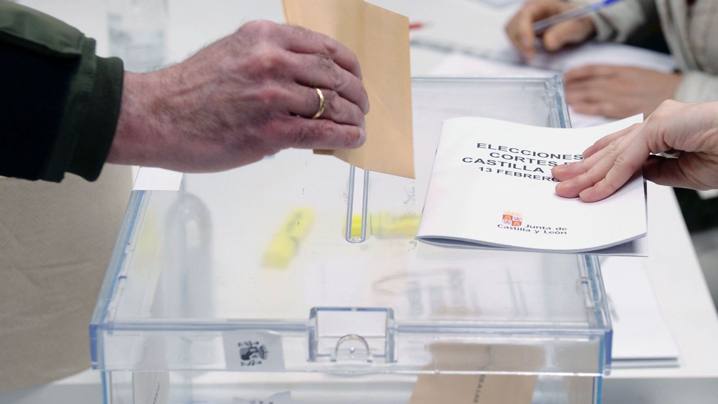 Una persona ejerce su derecho al voto en las elecciones autonómicas de Castilla y León. (EFE/Nacho Gallego)
