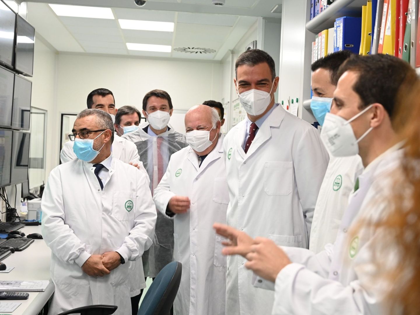Pedro Sánchez visita los laboratorios Rovi en Granada. (EFE)