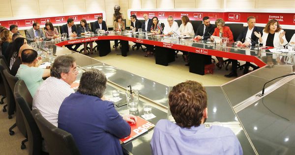 Foto: Pedro Sánchez preside la primera reunión de la comisión permanente de la ejecutiva del PSOE tras acceder al poder, el pasado 18 de junio. (Inma Mesa | PSOE)