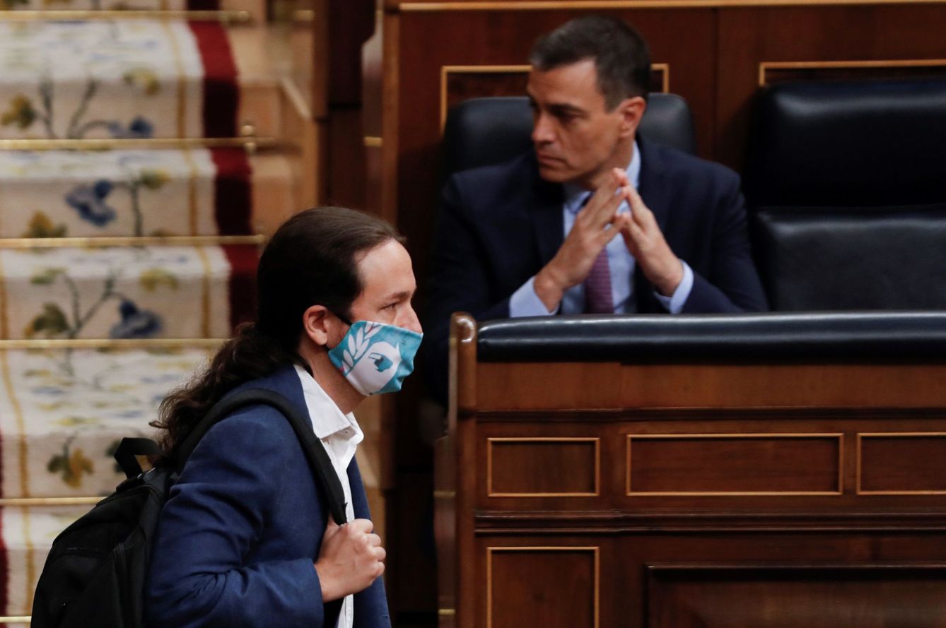 Pablo Iglesias pasa ante el escaño de Pedro Sánchez en el Congreso. (EFE)