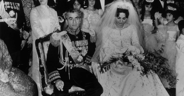 Foto:  El Sha en su boda con Farah Diba, su tercera esposa. (Getty)