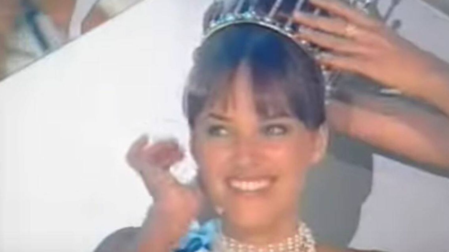Helen Lindes, en el momento de ser coronada como Miss España. (YouTube)