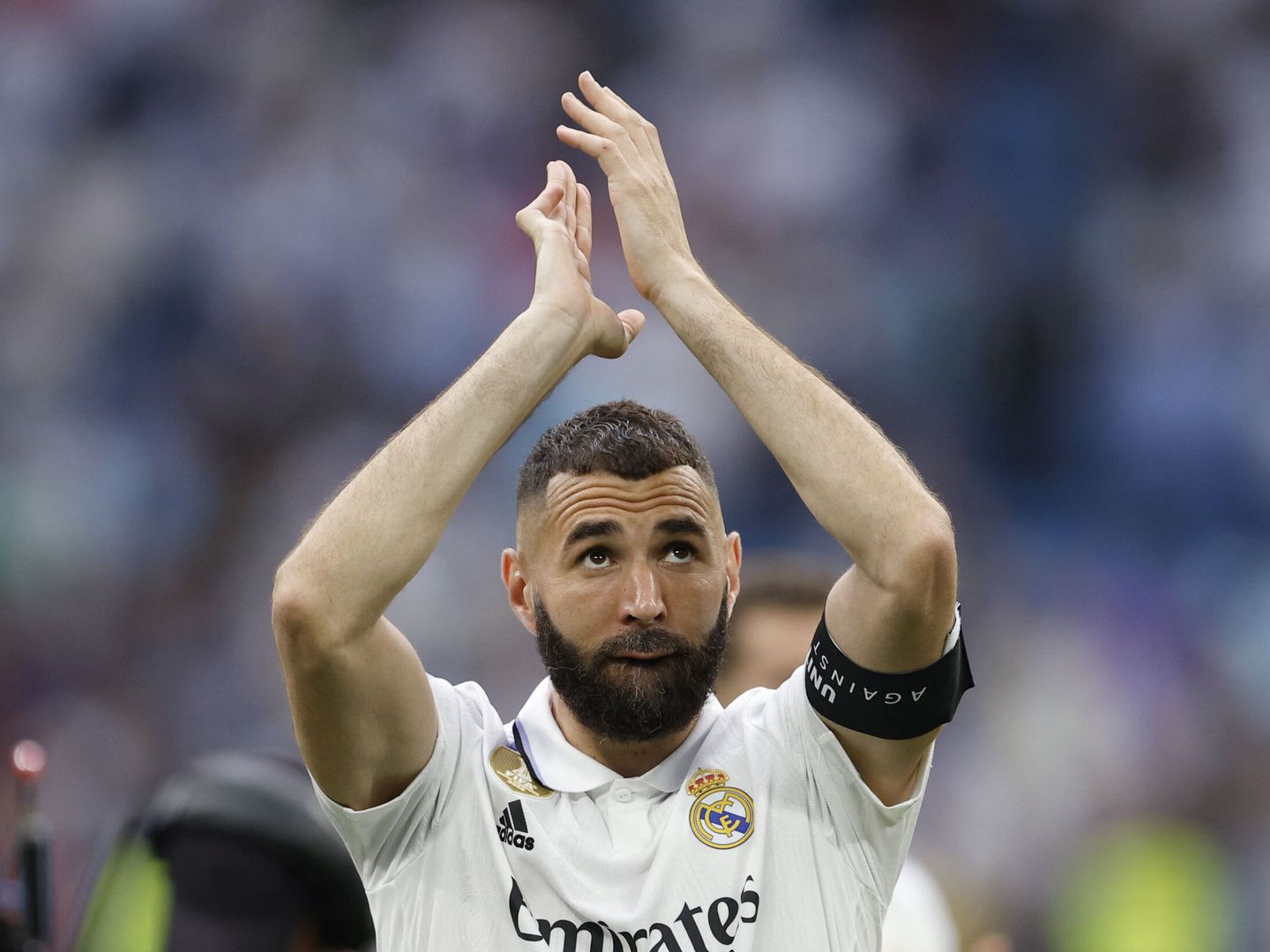 Karim Benzema aplaude al público. (Reuters/Juan Medina)