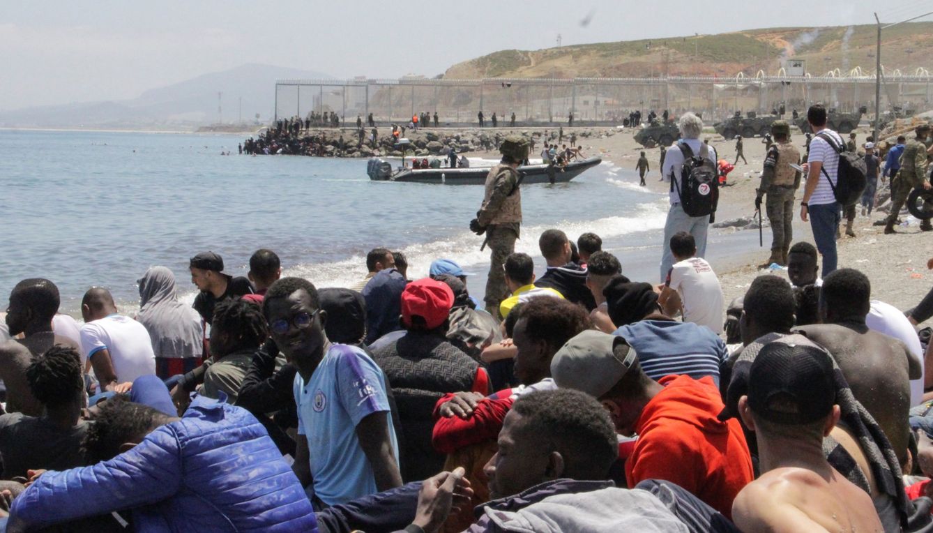 Un grupo de migrantes que cruzó uno de los espigones fronterizos de Ceuta la semana pasada. (EFE)