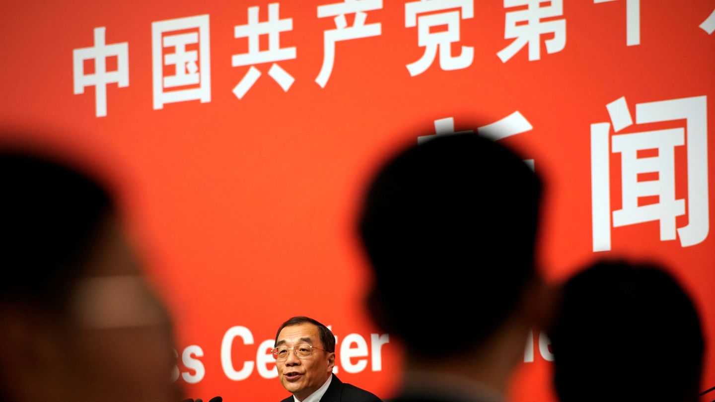 El ministro de Supervisión y Jefe de la Oficina Nacional de la Prevención de la Corrupción, Yang Xiaodu, en una rueda de prensa durante el 19º Congreso del PCCH, el pasado octubre de 2017. (Reuters)