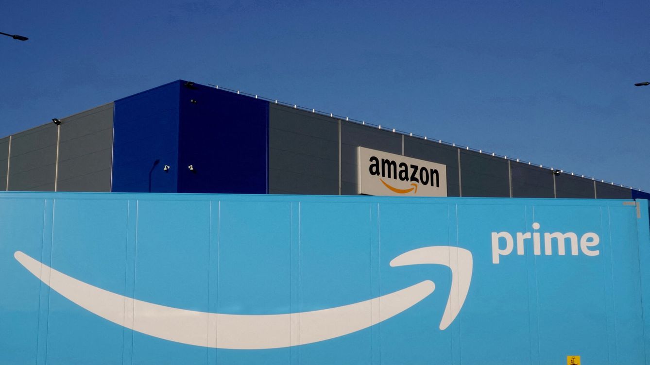 Foto: Un camión de Amazon Prime, delante de uno de los almacenes de la compañía. (Reuters/Pascal Rossignol)